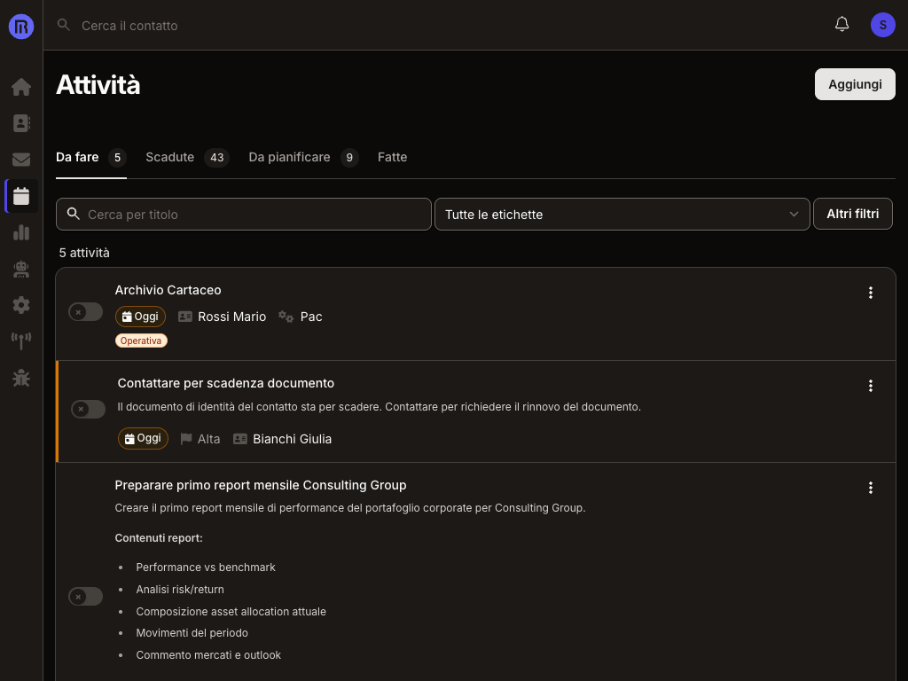 La stessa lista attività in tema scuro, con contrasti equivalenti